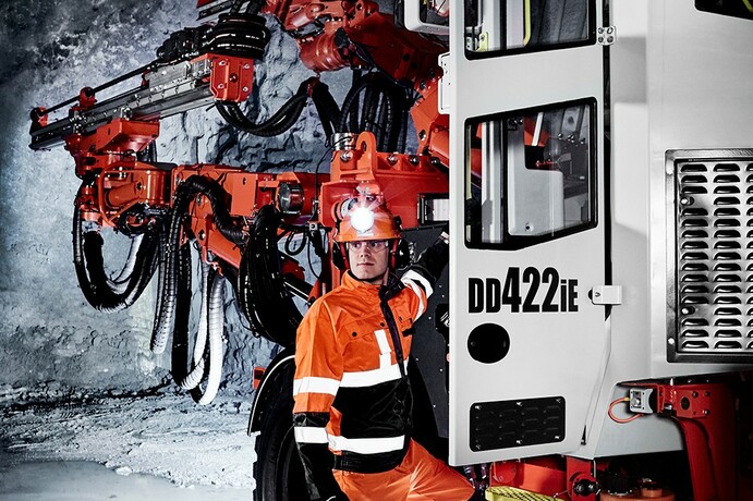 Equipamento subterrâneo da Sandvik com bateria LFP