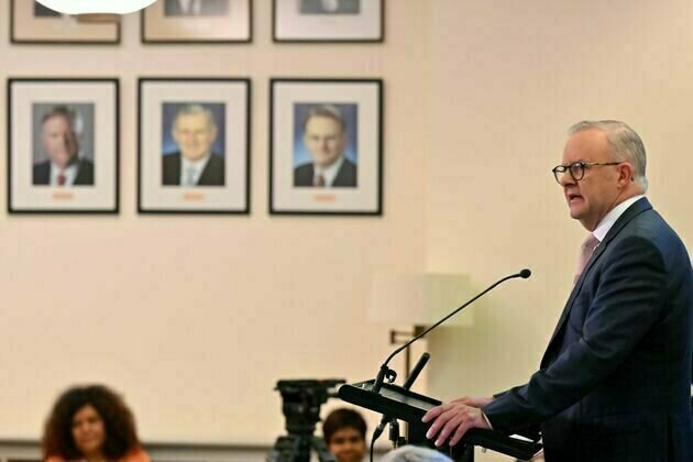 Labor to put disclaimer under Mark Latham's caucus room picture