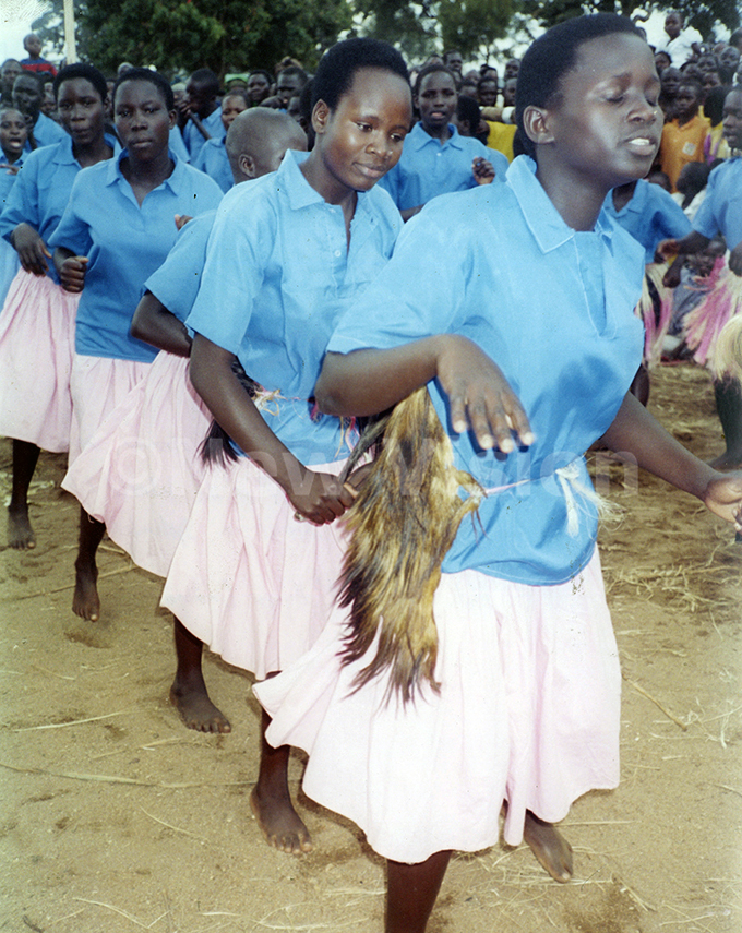 aidha school children entertain guest at the orld iteracy ay held in ebbi district in eptember 2002