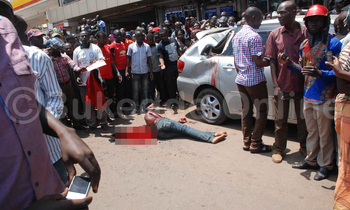 Omuvubuka ng'agudde wansi oluvannyuma lw'okuva ku mwaliiro gw'omusanvu ku MABIRIIZI COMPLEX Omuvubuka ng'agudde wansi oluvannyuma lw'okuva ku mwaliiro gw'omusanvu ku MABIRIIZI COMPLEX