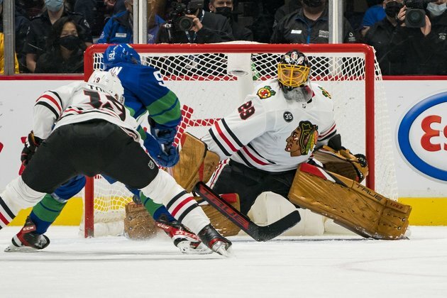 Marc-Andre Fleury shines as Blackhawks blank Canucks