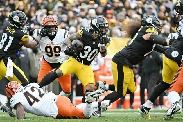 Steelers pound Bengals despite losing Aaron Rodgers to injury