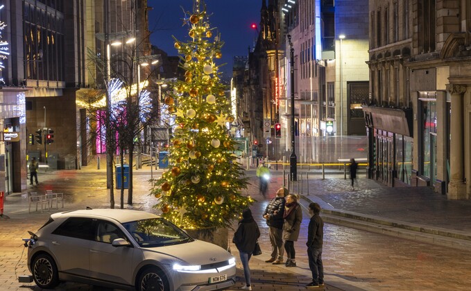 The lights on EDF's Christmas Tree-V turn white when air pollution levels exceed WHO's target limit | Credits:EDF