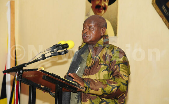 Pulezidenti Museveni ng'ayogerera mu lukung'aana e Kyankwanzi Pulezidenti Museveni ng'ayogerera mu lukung'aana e Kyankwanzi