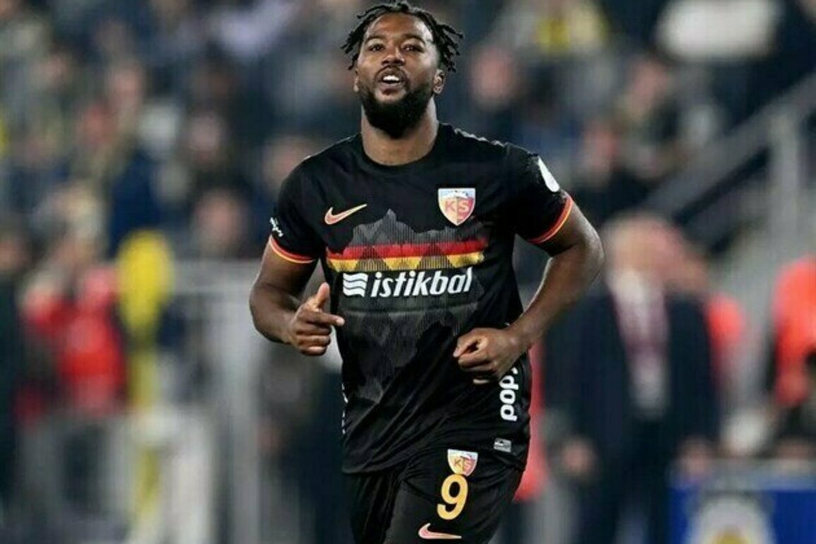 Esteghlal Completes Signing of Duckens Nazon