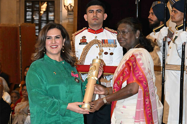 President Murmu presents Padma Shri to Kuwaiti Yoga enthusiast