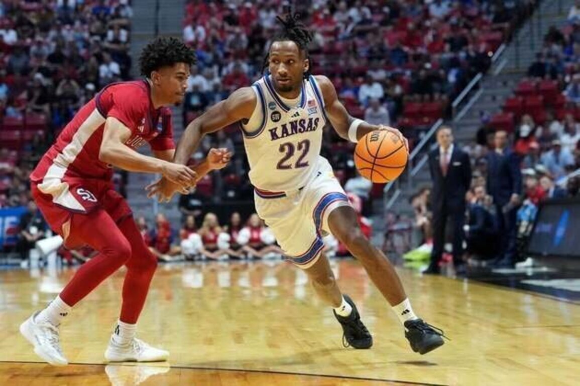 Dylan Darling buzzer-beater lifts No. 5 St. John's past No. 4 Kansas