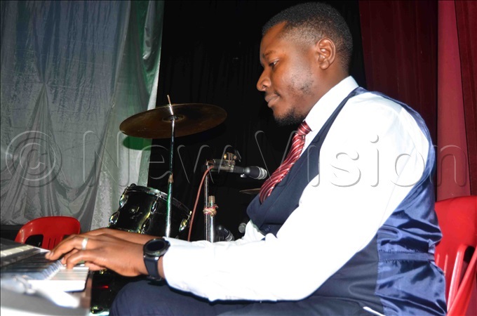  ranciscan and keyboard player ennis uteete in action 