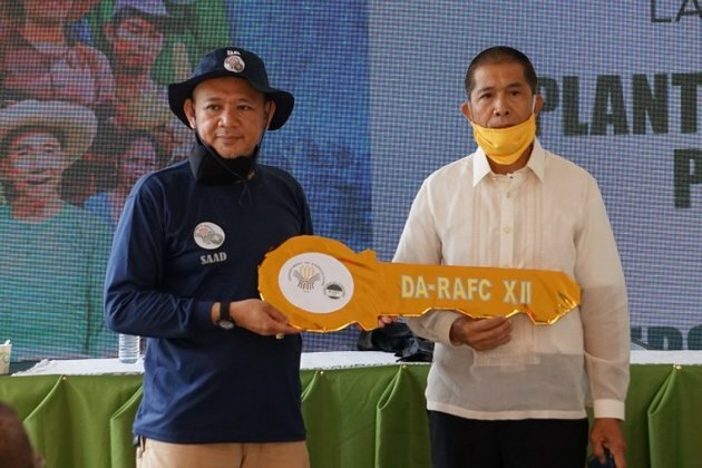 DA 12 RED installs new RAFC chair