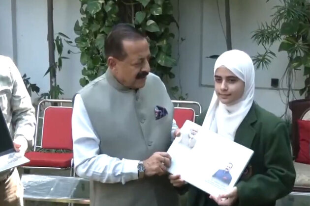 J-K: Jitendra Singh distributes free laptops to top-performing female students