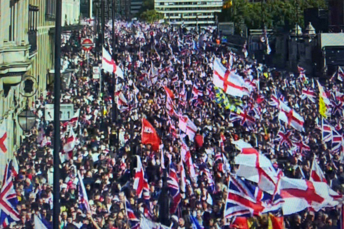 UK: 25 arrested for violent clashes as over 110,000 join anti-immigration rally in London, leaving 26 police injured