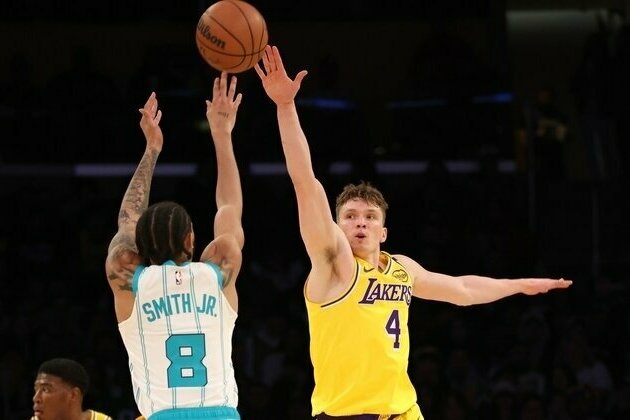 LaMelo Ball delivers late as Hornets fend off Lakers