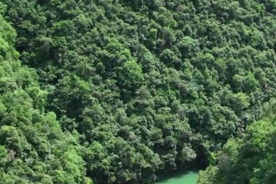 60"FlyOverChina | Explore Wuling gorge: China's secret canyon of narrow passages