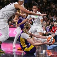 Surging Dream pull away late, top Sparks to maintain 2-seed