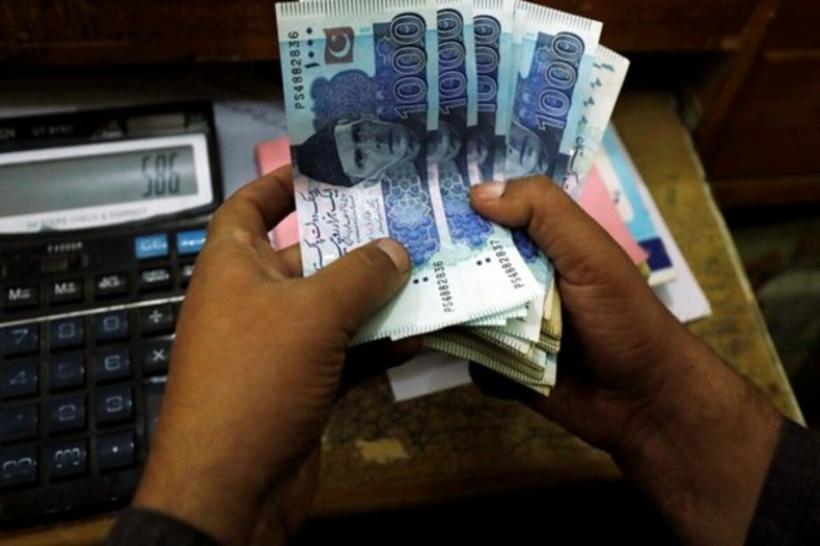 Trouble mounts for Pakistan govt as IMF rejects loan request