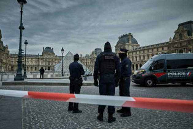 Louvre robbery 'humiliation' for France - opposition politician
