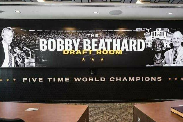 Beathard family reacts to unveiling of new Bobby Beathard Draft Room