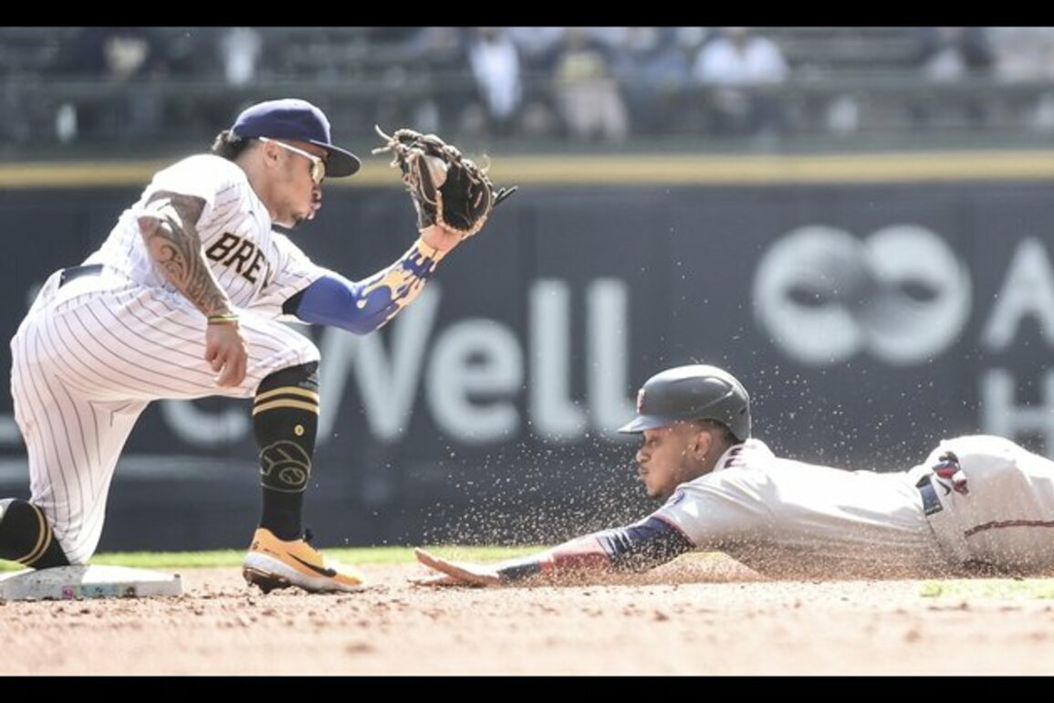 Brewers place 2B Kolten Wong (oblique) on IL