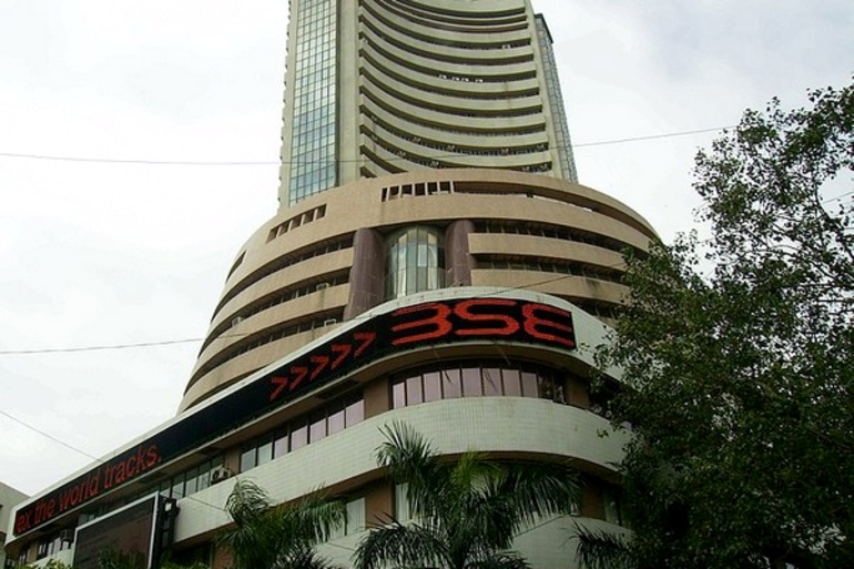 Nifty down 90 points, Sensex lost 370 points in opening amid weak IT earnings and tariff jitters