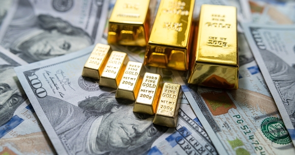 Gold posts new record before easing