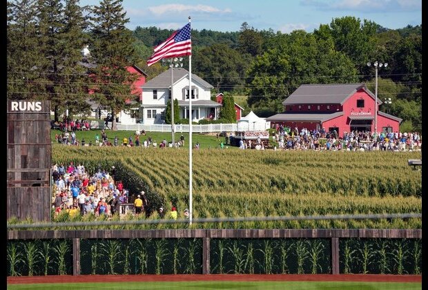 Cubs, Reds meet in Field of Dreams game