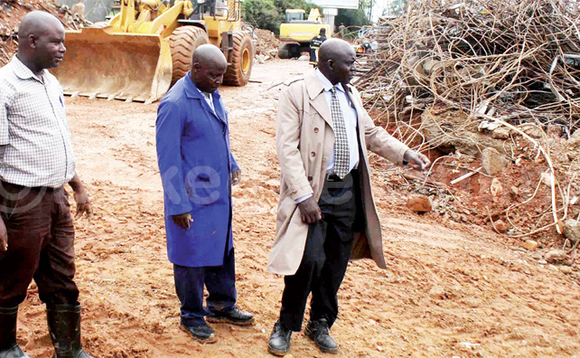 Abakungu okuva mu UNBS nga beetegereza ebyakozesebwa mu kuzimba. Abakungu okuva mu UNBS nga beetegereza ebyakozesebwa mu kuzimba.