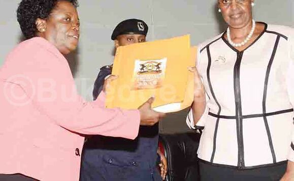 Ssentebe wa UNEB Polof. Mary Okwakol ng'akwasa Minisita w'Ebyenjigiriza Janet Museveni. Ssentebe wa UNEB Polof. Mary Okwakol ng'akwasa Minisita w'Ebyenjigiriza Janet Museveni.