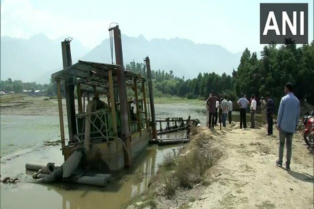 Dal Lake's Teilbal settling basin being de-silted after 20 yrs