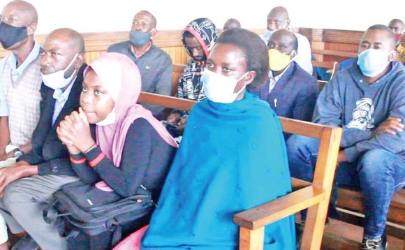 Abaana b’omugenzi Ssentamu mu kkooti e Mbarara. Abaana b’omugenzi Ssentamu mu kkooti e Mbarara.
