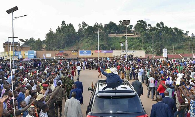 Museveni sympathises with Ugandans and Rwandans at Katuna Museveni sympathises with Ugandans and Rwandans at Katuna