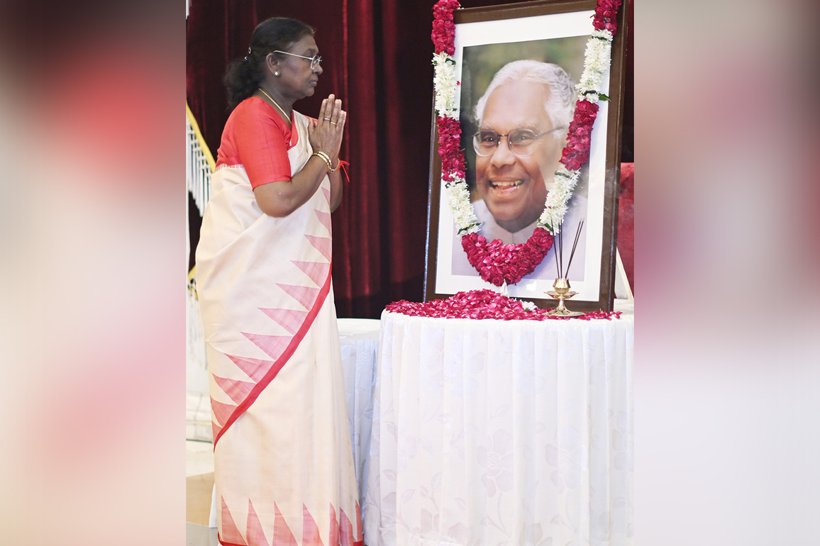 President Droupadi Murmu pays floral tribute to India's former President K.R. Narayanan