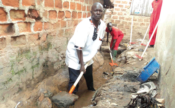 Kansala w’e Wandegeya Ssaalongo Badru Lubwama bwe yabadde atongoza kampeyini y’okugogola emyala mu Kimwanyi zooni mu Katanga e Wandegeya gye buvuddeko. Wano ng’agogola ogumu ku myala oguli ku nju. Kansala w’e Wandegeya Ssaalongo Badru Lubwama bwe yabadde atongoza kampeyini y’okugogola emyala mu Kimwanyi zooni mu Katanga e Wandegeya gye buvuddeko. Wano ng’agogola ogumu ku myala oguli ku nju.