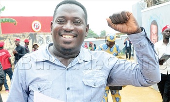 Adam Mulwana eyayimba Toka kwa Balabala. Adam Mulwana eyayimba Toka kwa Balabala.