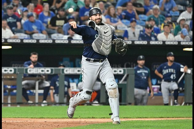 Mariners place C Curt Casali on paternity leave