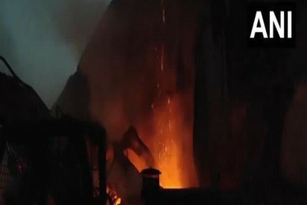 Massive fire guts three factories in Karachi's export zone: 5 injured