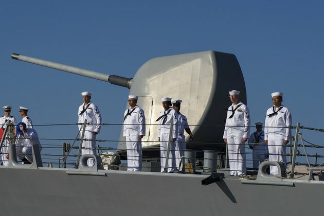 Beijing reacts to US warship sail-by