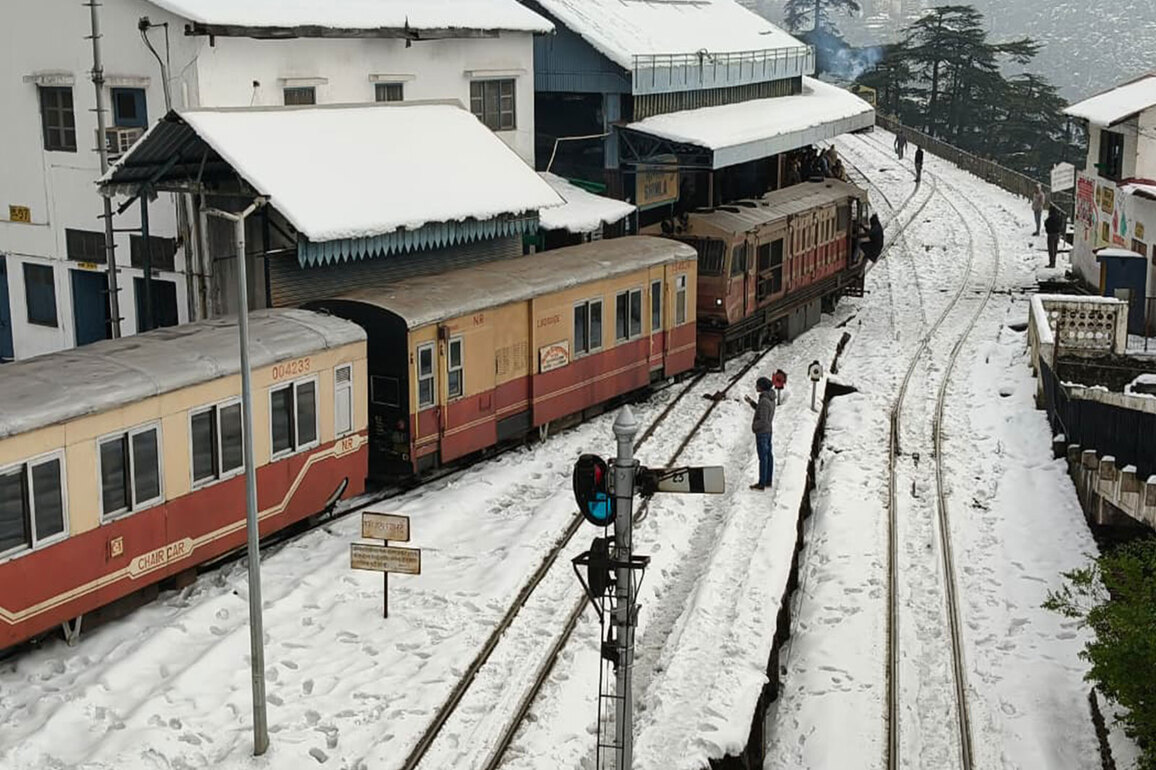 Himachal Pradesh: Rain, Snow continue as Western disturbance remains active; IMD forecasts more snow and rain