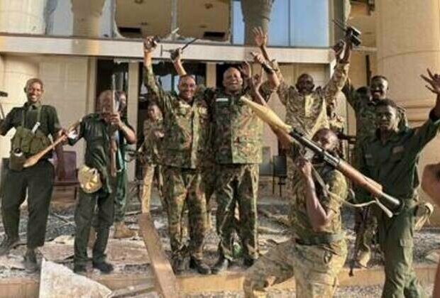 Sudanese army reclaims presidential palace (VIDEO)