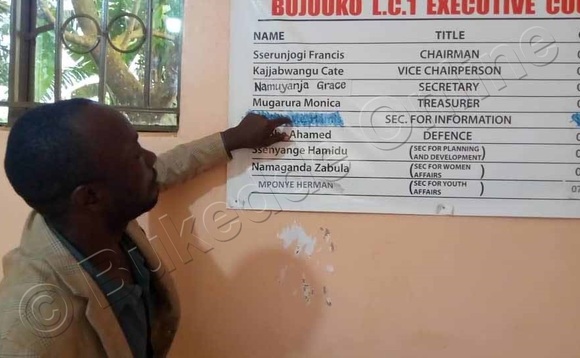 Ssentebe Sserunjogi ng'alaga olukalala oluliko abantu be yagobye. Ssentebe Sserunjogi ng'alaga olukalala oluliko abantu be yagobye.