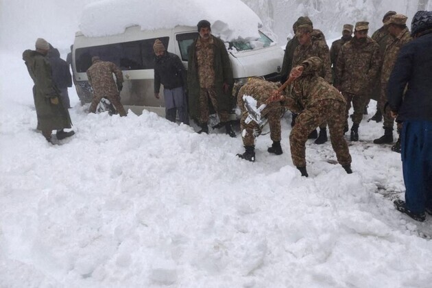 Pakistan's poor infrastructure leaves Naran tourists and residents stranded in heavy snowfall