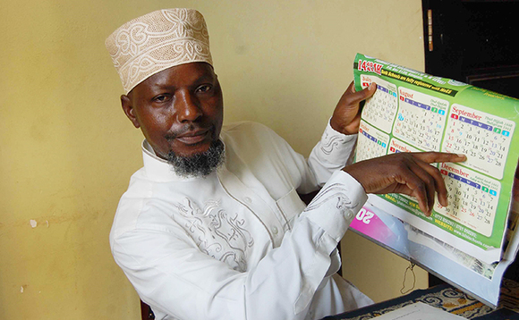 Sheikh Ali Gwamba ng'alaga kalenda y'Obusiraamu bw'etambula n'ekuyamba okusiiba Sheikh Ali Gwamba ng'alaga kalenda y'Obusiraamu bw'etambula n'ekuyamba okusiiba
