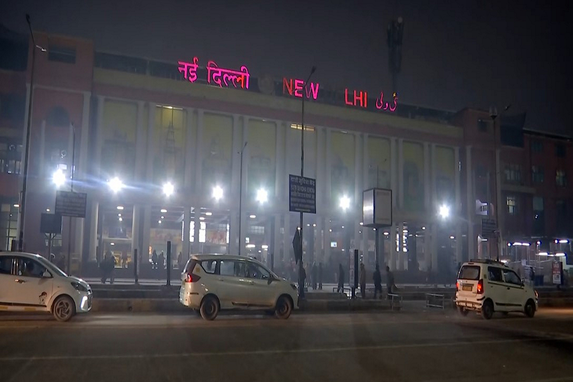 Delhi: Cold wave continues as AQI remains in 'poor' category; rain lashes parts of capital