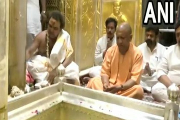 Varanasi: CM Yogi Adityanath offers prayers at Kashi Vishwanath temple