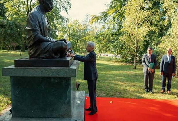 EAM Jaishankar arrives in Geneva, pays homage to Mahatma Gandhi