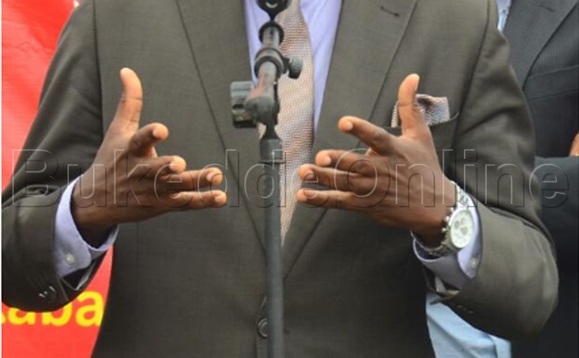 Minista Ssekabembe ng'annyonnyola Minista Ssekabembe ng'annyonnyola