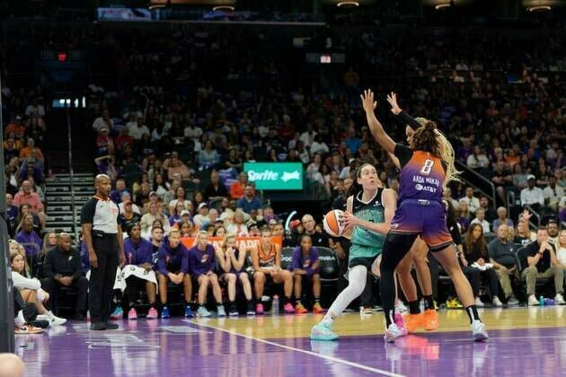 Liberty star Breanna Stewart injures knee in playoff win over Mercury