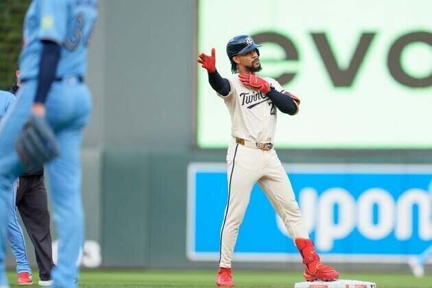 Twins bats come alive late to take down Jays in series opener
