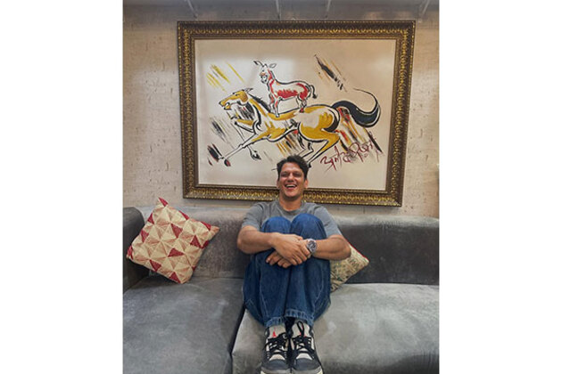 "Majnu Bhai supremacy": Vijay Varma poses with iconic painting drawn by Anil Kapoor's character in 'Welcome'