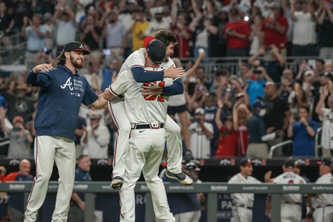 MLB roundup: Braves, Astros clinch division titles