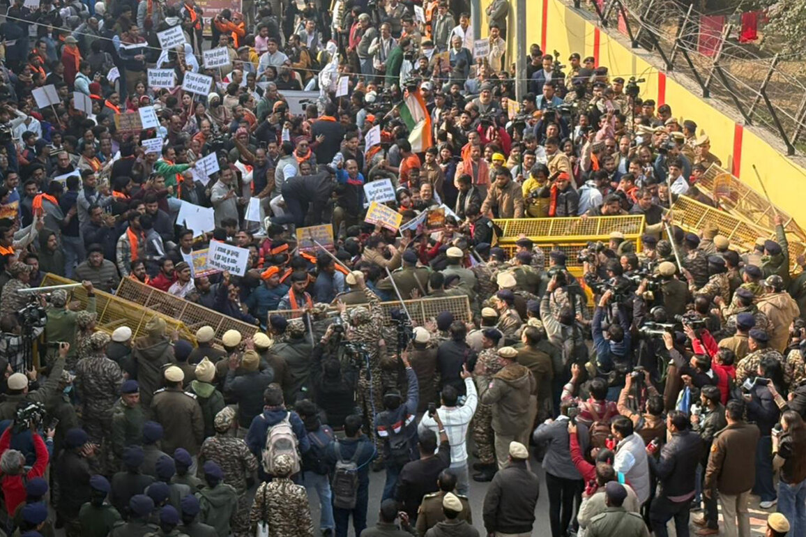 Delhi: VHP protestors clash with police, break barricades over Hindu youth killed in Bangladesh